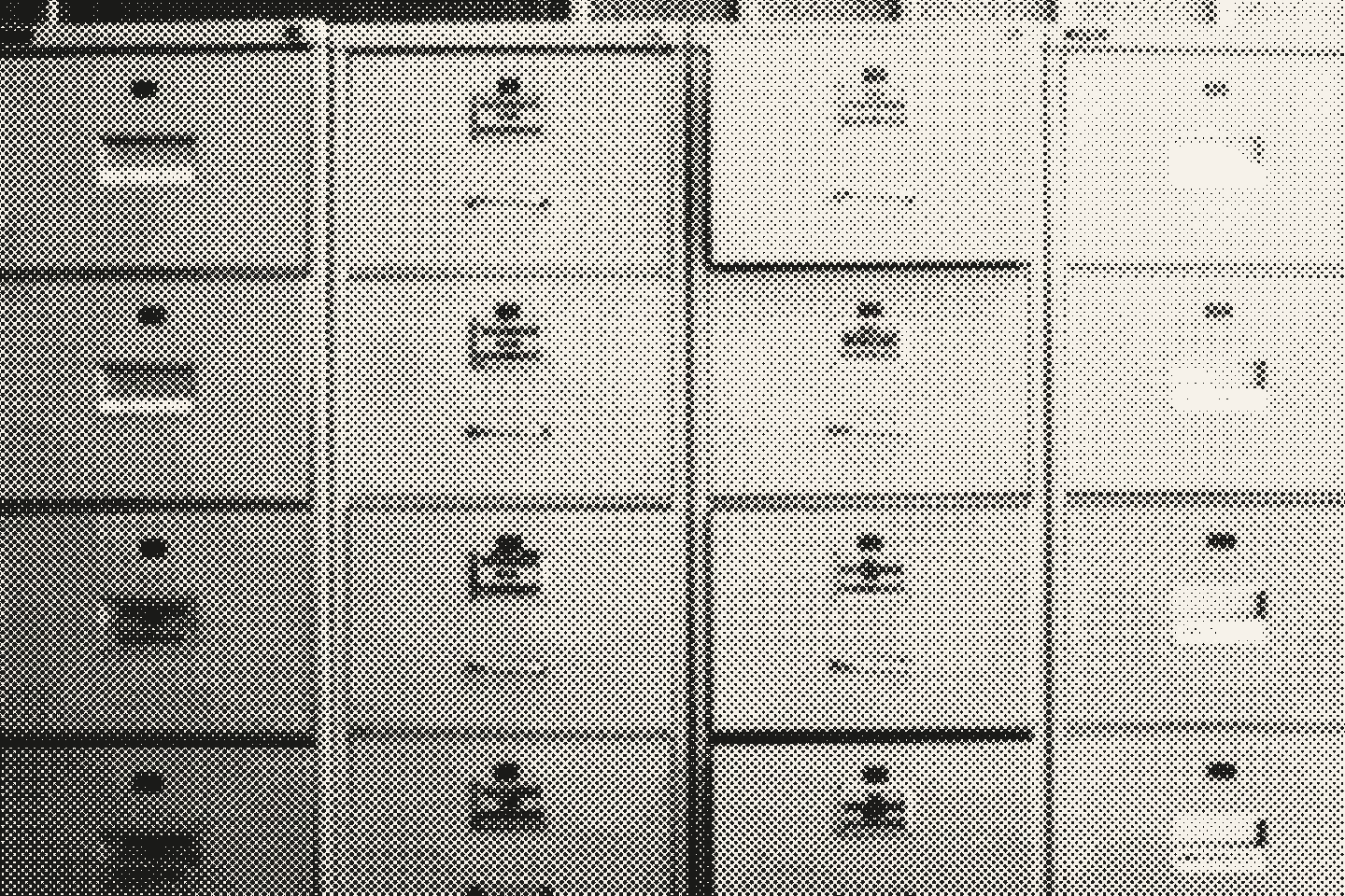 Hilera de archivadores metálicos de cuatro cajones, con rótulos.